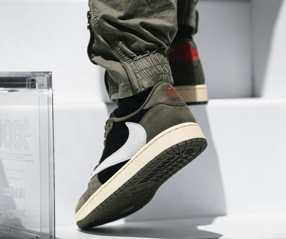 Travis-Scott-Air-Jordan-1-Low-OG-Black-Olive-2024-6.jpg